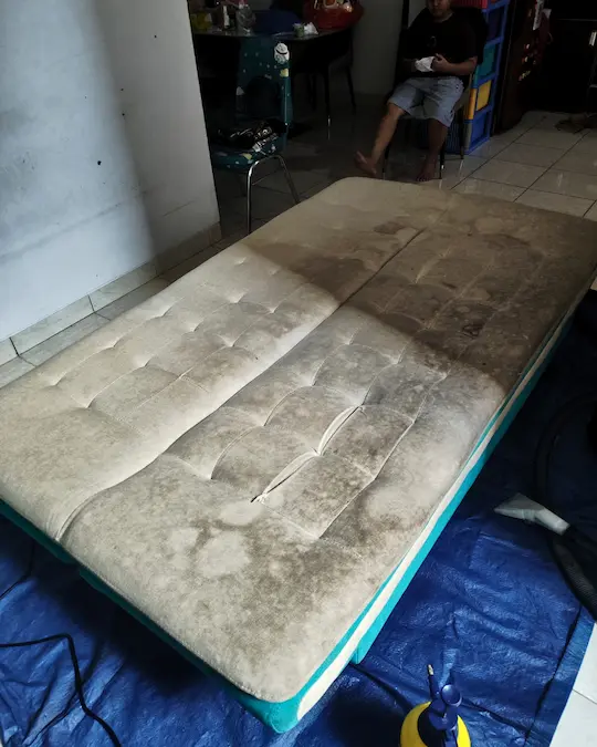 Sofabed biasa sebelum dicuci oleh Indeep Cleaning